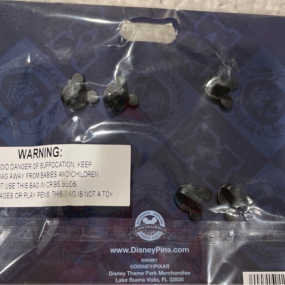 Disney pin set - Picture 6 of 7